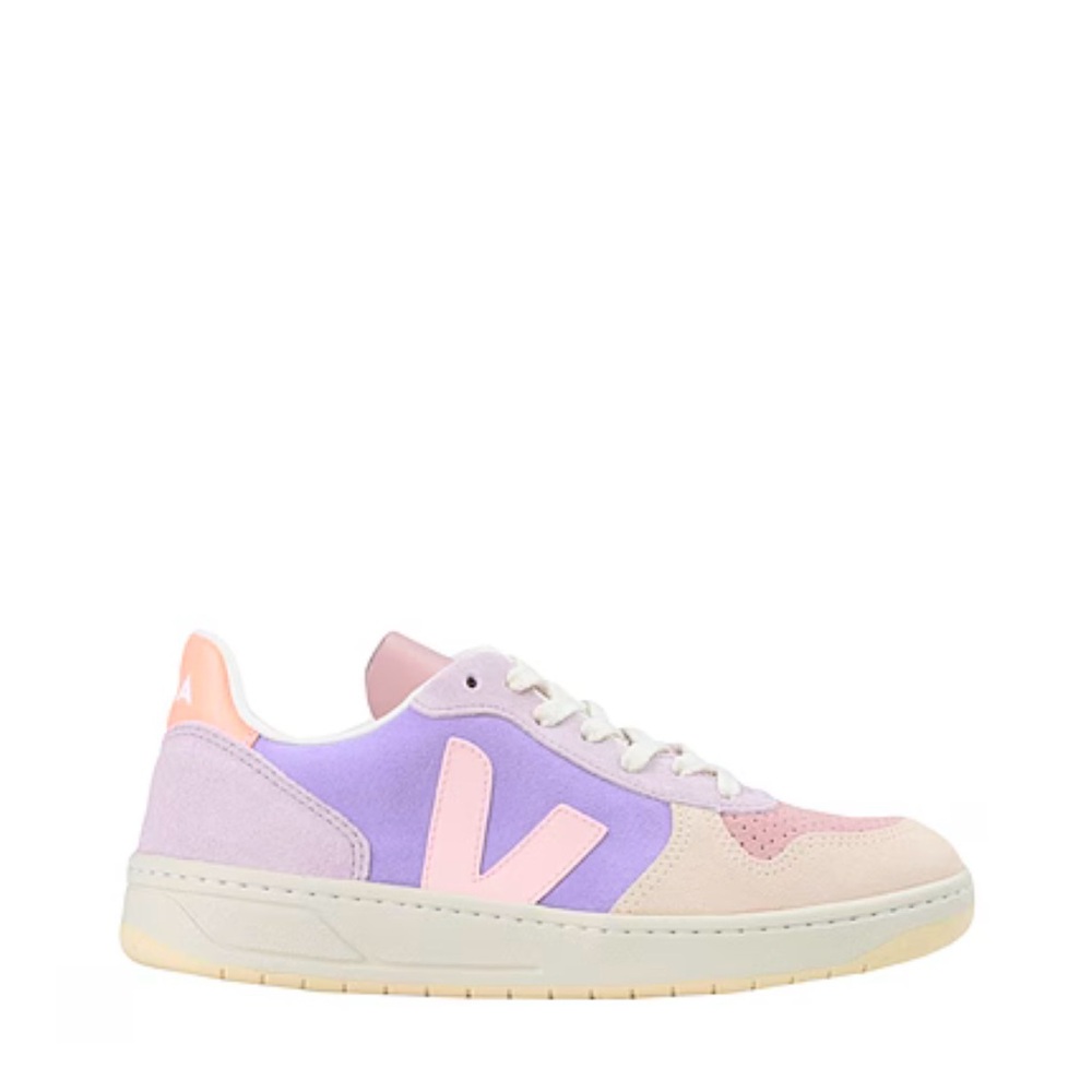 Size 7 Veja shoes! Barely worn!! Would honestly fit a 8 they run somewhat big!